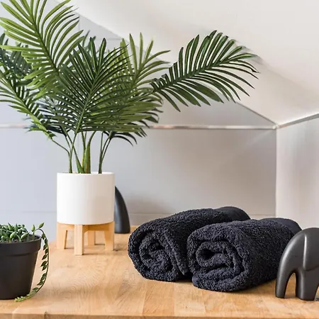 Jungle Chic Apartment *